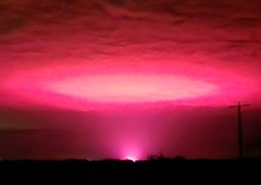 Nebo nad mestom obarvala skrivnostna rožnata svetloba