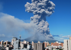 Grozeča nevarnost: zaradi izbruha vulkana na desetine ljudi zapustilo svoje domove