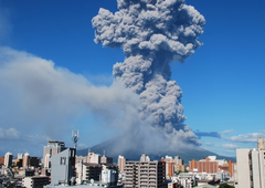 Grozeča nevarnost: zaradi izbruha vulkana na desetine ljudi zapustilo svoje domove