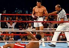Šampionski pas Muhammada Alija s kultnega dvoboja prodali za neverjetno vsoto denarja