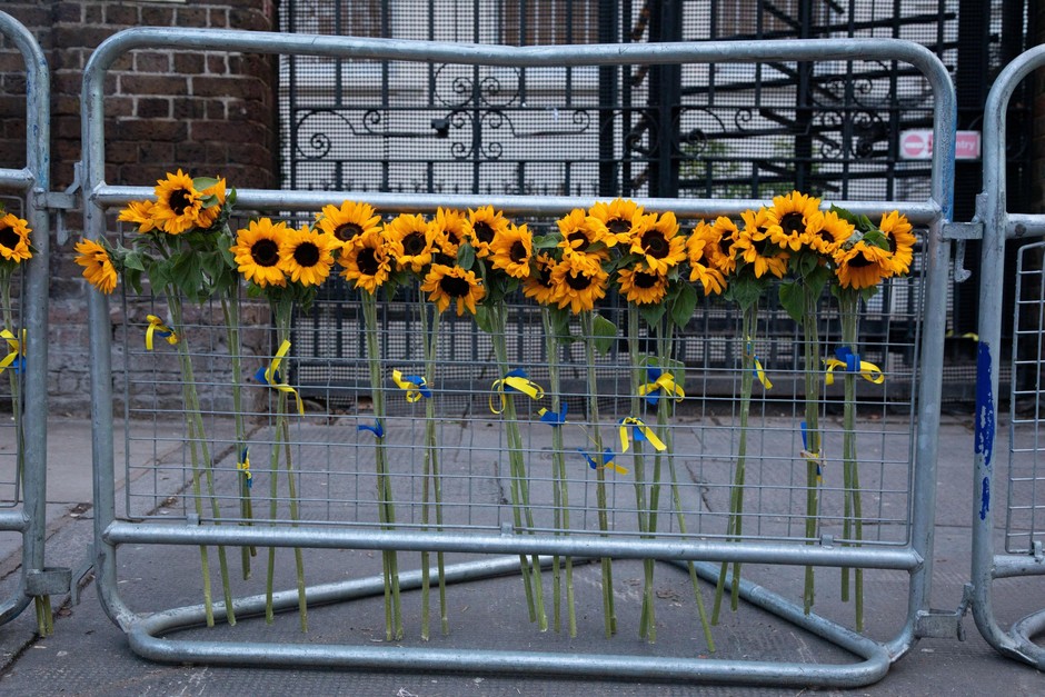 2. Cel svet je v mislih z Ukrajinci. Angleži so na ograje pred ruskim veleposlaništvom privezali sončnice, nacionalno rožo Ukrajine, …
