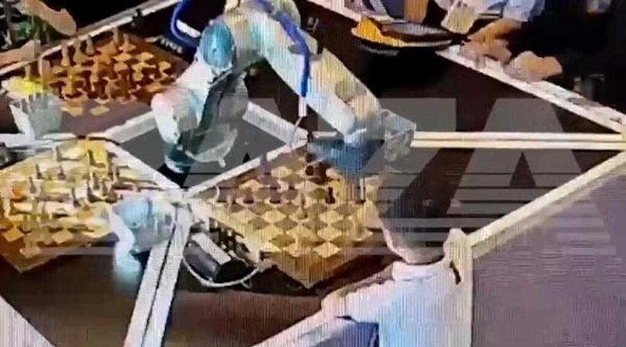 7-letnik huje poškodovan med partijo šaha z robotom (foto: Youtube/Guardian Sport/posnetek zaslona)