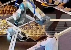 7-letnik huje poškodovan med partijo šaha z robotom