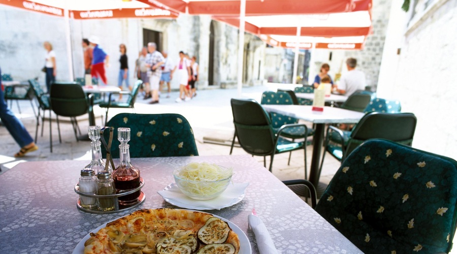 Za pico v pekarni na Hvaru zaračunali 64 evrov (foto: Profimedia)