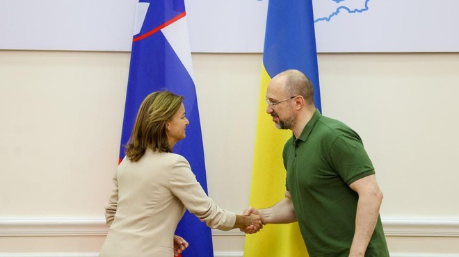 Tanji Fajon so se ob obisku Ukrajine zahvalili znani politiki (foto: Twitter/MZZRS)