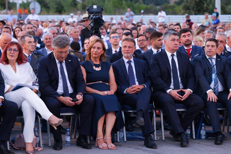 "Od politikov smo lahko slišali plaz čustev, od slovenskega genija pa žal niti besede," so bili neposredni pri Start News.