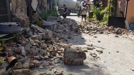 Potres za zdaj zahteval štiri življenja, poškodovanih vsaj 60 ljudi