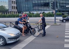 Pogumno in drzno: mestna redarja sta ustavila motorista na skuterju, on pa jima je hladnokrvno pobegnil
