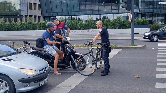 Pogumno in drzno: mestna redarja sta ustavila motorista na skuterju, on pa jima je hladnokrvno pobegnil (foto: Facebook/Janez Stariha)