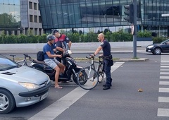 Pogumno in drzno: mestna redarja sta ustavila motorista na skuterju, on pa jima je hladnokrvno pobegnil