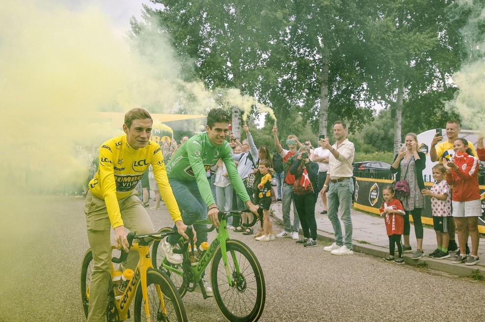 Koliko ljudi! Poglejte, kako so navijači sprejeli zmagovalca Dirke po Franciji (foto: Profimedia)