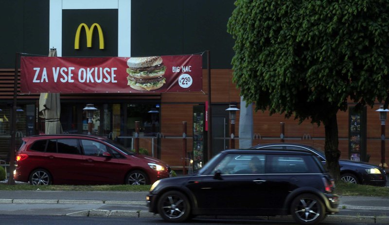 Bomo slovenski mediji v prihodnosti še poročali o vrstah pred Mc Donald'som?