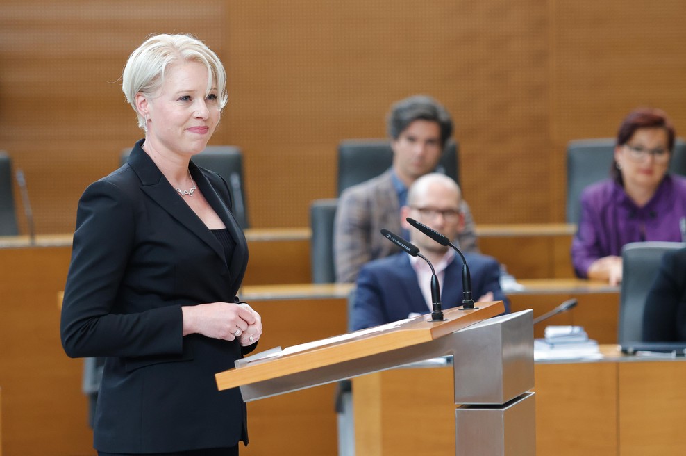 Klakočar Zupančičeva vztraja: če poslanca ni v dvorani, se mora opravičiti (foto: Bobo)