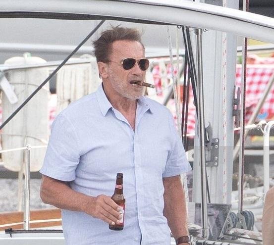 Arnold še vedno redno telovadi in pravi, da je njegova prehrana 80-odstotno rastlinska. A mu kot kaže kdaj zapašeta tudi cigara in pivo.