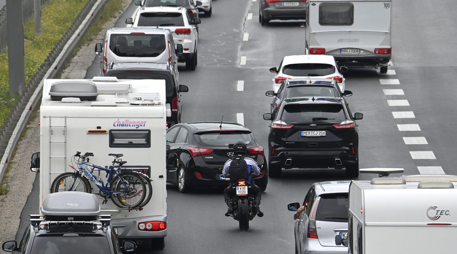 Proti Hrvaški kar nekaj kilometrske kolone, kakšne so čakalne dobe na meji? (foto: Profimedia)