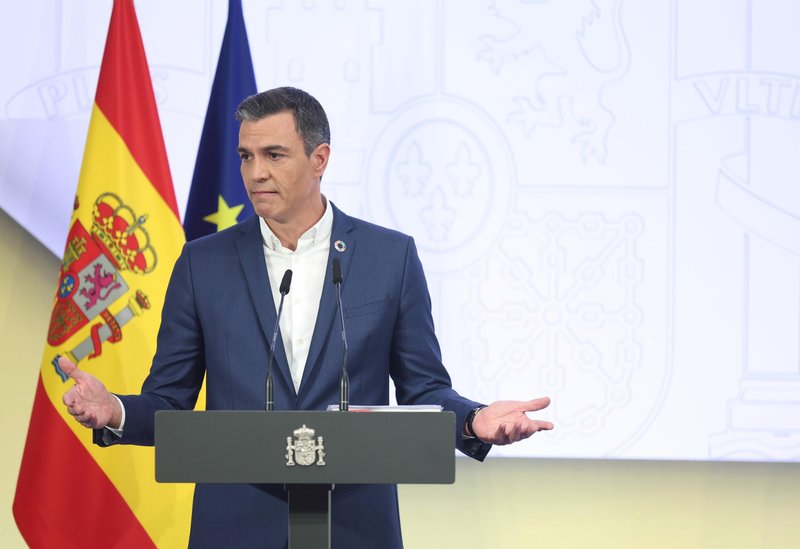"Rad bi izpostavil, da ne nosim kravate," je dejal Sanchez novinarjem na dogodku v uradu premierja v Madridu. "Na tak način lahko vsi prihranimo nekaj energije."