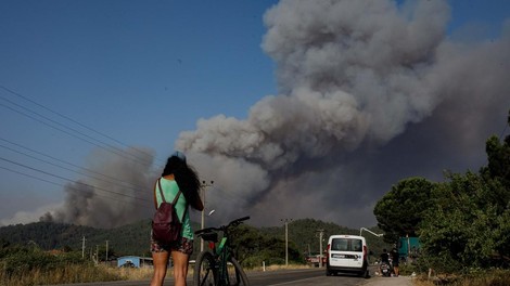 Zaradi požara so morali evakuirati tudi hotele