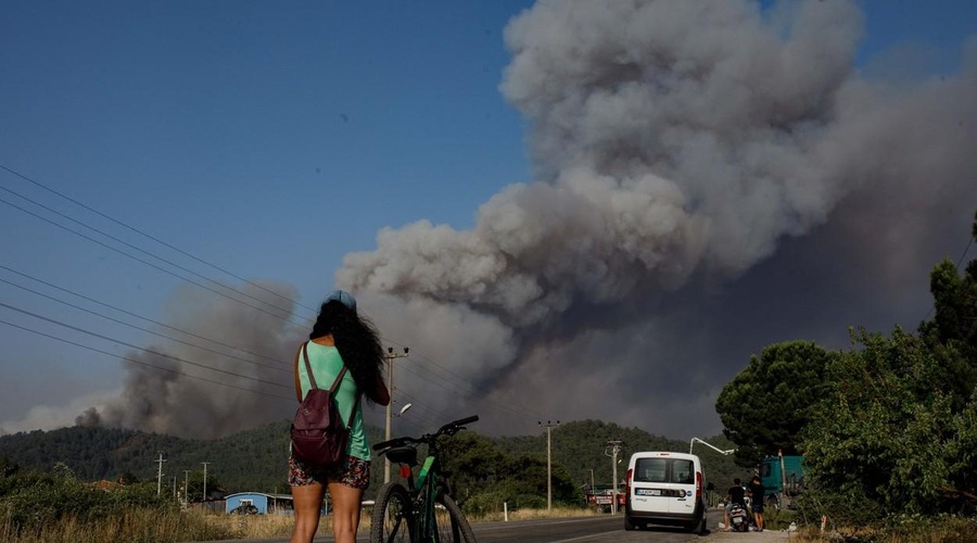 Zaradi požara so morali evakuirati tudi hotele (foto: Profimedia)