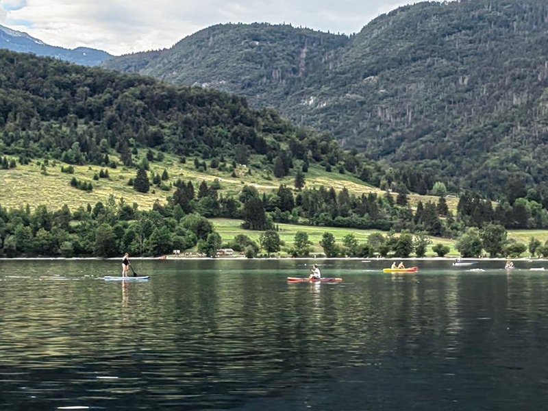 Moški je v jezeru plaval iz južnega proti severnemu delu.