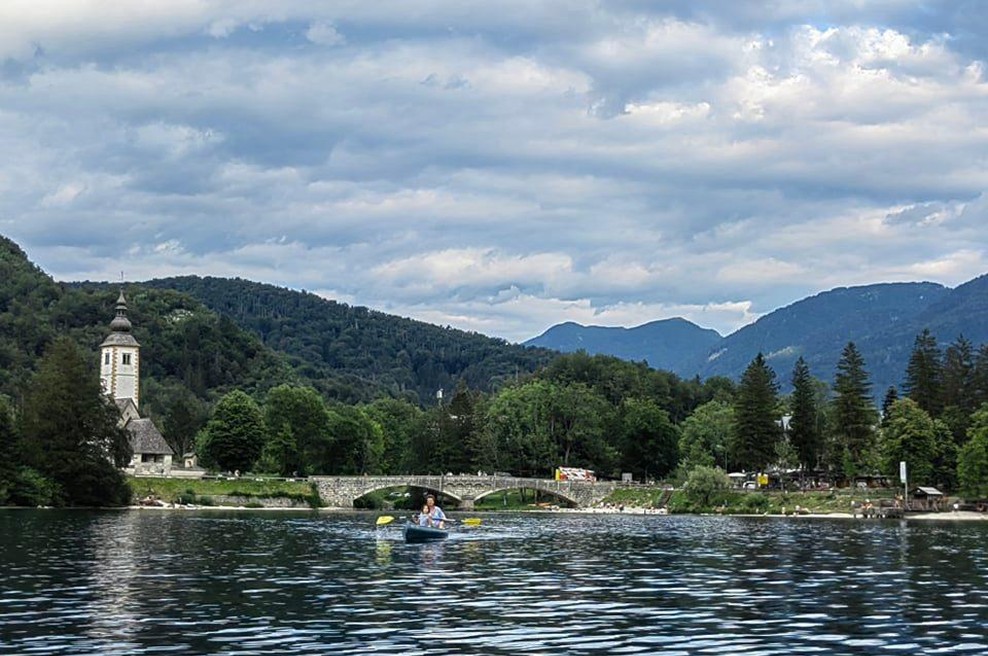 Filmska akcija na Bohinjskem jezeru: 4 gasilska vozila, policija in civilna zaščita. Koga so iskali? (FOTO) (foto: Uredništvo)