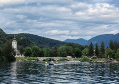 Filmska akcija na Bohinjskem jezeru: 4 gasilska vozila, policija in civilna zaščita. Koga so iskali? (FOTO)