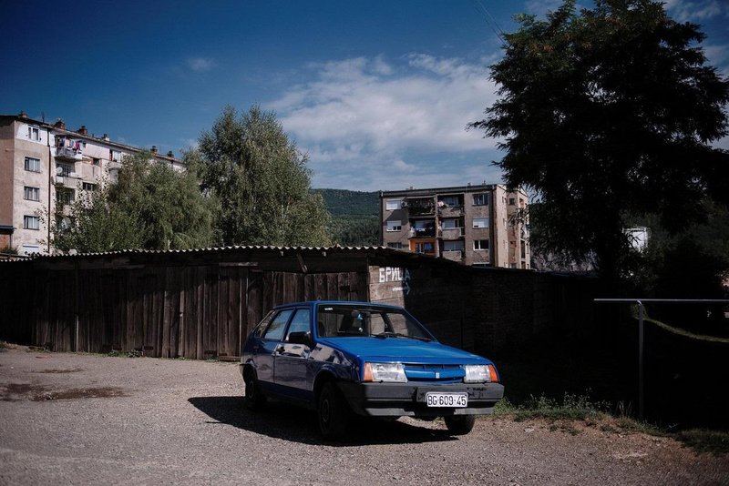 Avtomobil s srbskimi tablicami v Mitrovici na Kosovu.