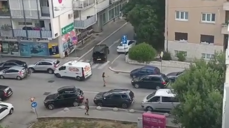 Drama v Splitu: ženska izstopila iz svojega vozila in začela usmerjati promet