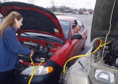 Prižgane luči v vozilu: koliko časa traja, da se izprazni akumulator in kaj storiti?
