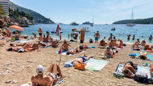 Hrvati z rekordnimi turistični prihodki: koliko denarja so turisti že pustili pri sosedih?