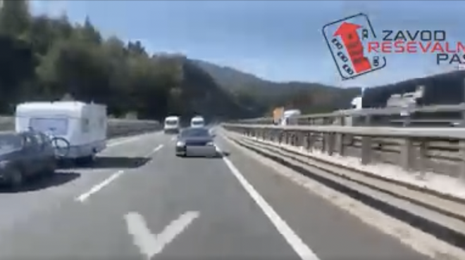 Nevarno početje na slovenskih avtocestah: to je posnetek, ki je šokiral mnoge (foto: Posnetek zaslona)