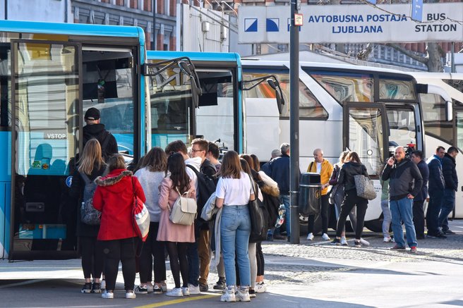 Še znani poslanec ima vsega vrh glave: ujet v kaosu na avtobusni postaji, šoferji pa ...