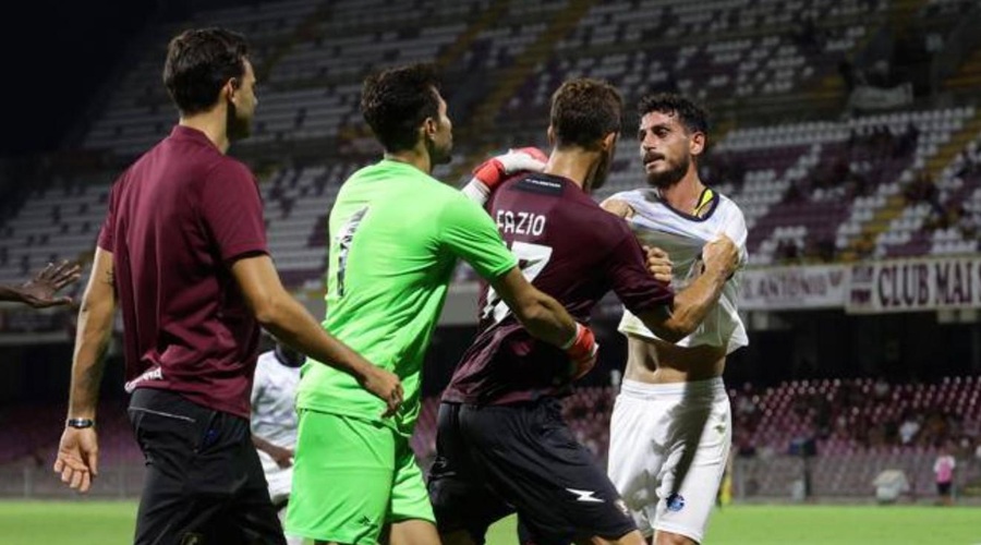Humanitarna tekma se je sprevrgla v pretep na igrišču (foto: Twitter/Serie B BKT)