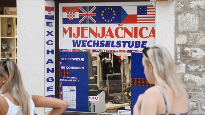 Dilema pred dopustom: kune kupiti v Sloveniji ali zamenjati na Hrvaškem? (foto: Bobo)