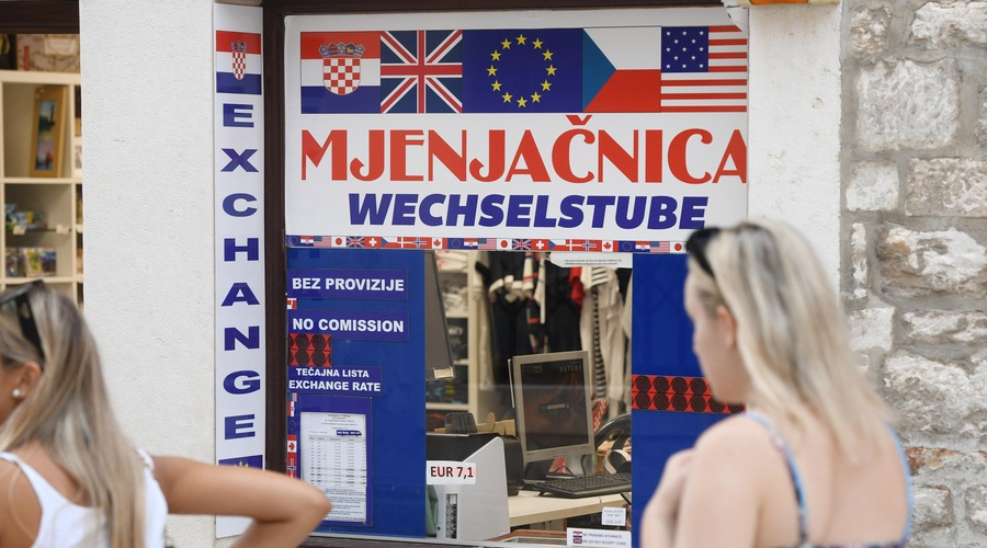 Dilema pred dopustom: kune kupiti v Sloveniji ali zamenjati na Hrvaškem? (foto: Bobo)