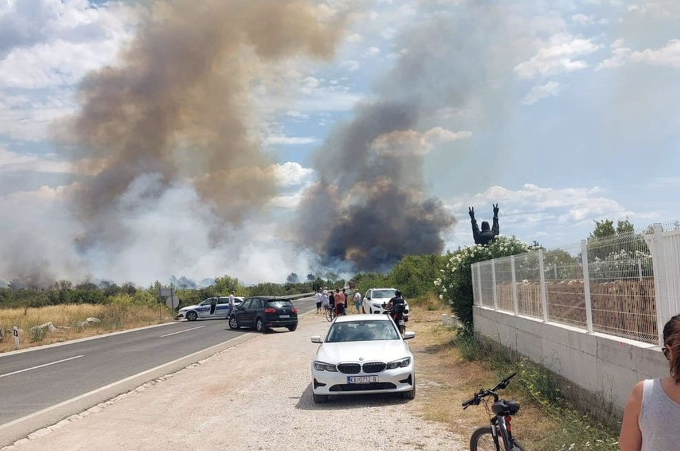 Hrvaška v ognjenih zubljih: zdaj je zagorelo v okolici Šibenika (foto: Facebook/Vatrogasci - 193)