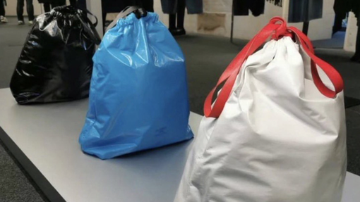 Luksuzna modna znamka prodaja torbe, ki so videti kot vreče za smeti