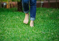 Kaj se zgodi z vašim telesom, ko hodite bosi?