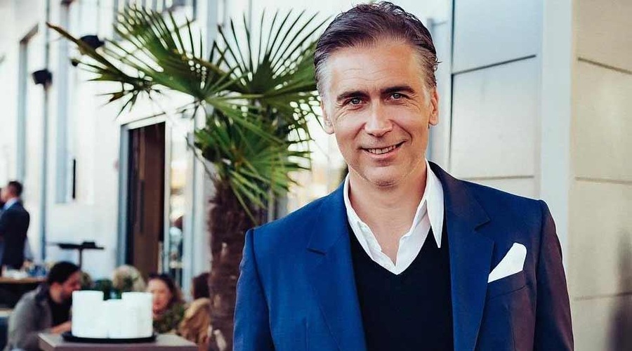 Jan Plestenjak spet srečno zaljubljen: njegova izbranka 17 let mlajša znana Slovenka (imamo fotografijo) (foto: Marko Delbello Ocepek)