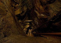Dejanje, ki je šokiralo svet: v zapuščenem rudniku napadli snemalno ekipo in posilili 8 žensk