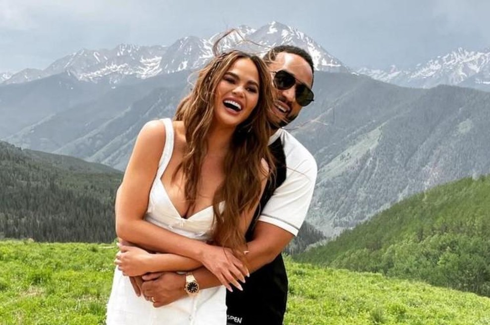 Žena svetovno znanega pevca po tragični izgubi presenetila z neverjetno novico (foto: Instagram/Chrissy Teigen)