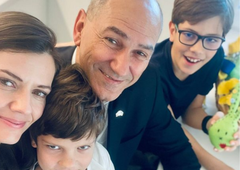 Janša z družino uživa na dopustu: poglejte, KAM je odšel s sinovoma