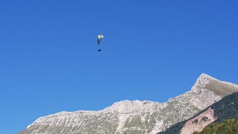 Takoj po poletu jadralna padalca trčila med seboj: kaj se je dogajalo?