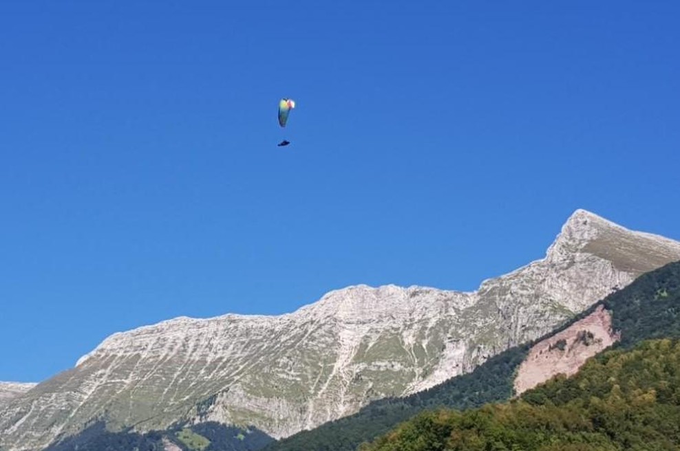 Takoj po poletu jadralna padalca trčila med seboj: kaj se je dogajalo? (foto: Twitter/Večer)
