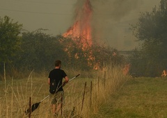 Gasilci se borijo z namerno povzročenim požarom