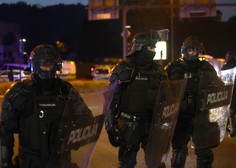 Slovenski protesti še vedno razburjajo: začela se je dušiti, policisti pa so jo omejevali