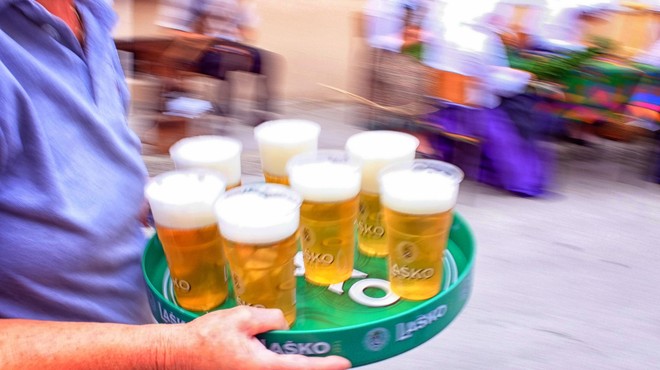 "Minister za zdravje opozarja: Prekomerno pitje alkohola škoduje zdravju!" (foto: Bobo)