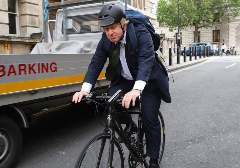 Britanski premier pogosto kolesari po Londonu, zdaj pa to počne tudi na Jezerskem.