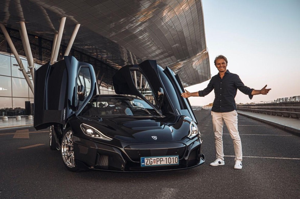 Nekdanji svetovni prvak formule 1 bo vozil SUPERAVTOMOBIL, o katerem lahko nekateri le sanjamo (foto: Twitter/Insideevsarg)