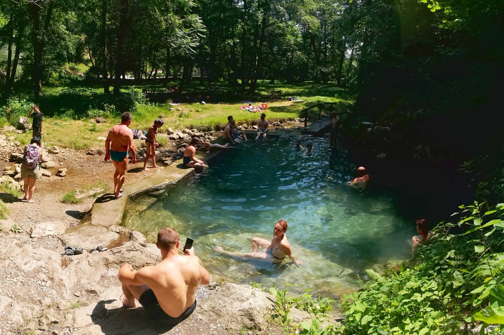 V teh dneh številni ohladitev iščejo v naravnih kopališčih, ampak Agencija RS za okolje opozarja, zakaj tega nikar ne počnite (foto: Bobo)