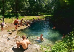 V teh dneh številni ohladitev iščejo v naravnih kopališčih, ampak Agencija RS za okolje opozarja, zakaj tega nikar ne počnite
